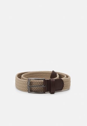 Ceinture en tissu beige tressé avec des accents en cuir marron foncé et une boucle en métal argenté. La texture est tissée ; la forme est réglable avec une finition lisse.