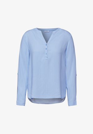 Lichtblauwe blouse met lange mouwen met subtiele verticale strepen, ronde kraag, drie knopen aan de voorkant en licht gebogen zoom.