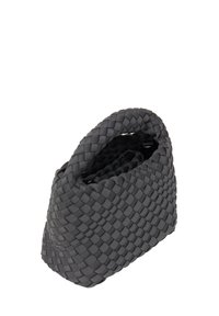 Bolso de mano negro tejido con un diseño estructurado, que presenta un asa redondeada y una superficie texturizada, hecho de un material duradero.