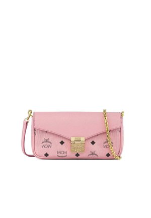 Roze MCM crossbodytas met zwarte logopatronen, goudkleurige kettingriem en goudkleurige sluiting op de voorflap.