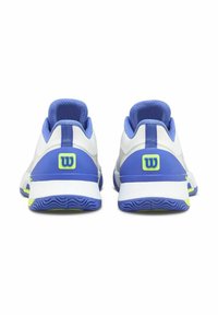 Zapatillas deportivas blancas con acentos azules, material texturizado y una suela de goma con detalles verdes y un logo en el talón.