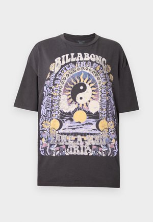 Μαύρο T-shirt Billabong με παστέλ ήλιο, φεγγάρι, γιν-γιανγκ, λουλούδια, κύματα και το κείμενο "Life-A-Sure Trip" σε ψυχεδελικό στυλ.
