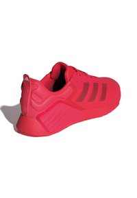 Scarpa atletica rossa con tomaia in rete testurizzata, suola in gomma e tre strisce larghe di lato, progettata per l'allenamento e il comfort.