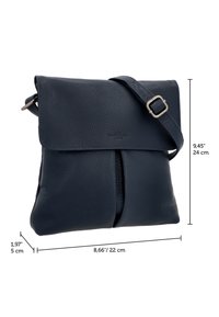 Must nahast rinnaümber kantav kott klapi ja reguleeritava rihmaga, kuvatud mõõtmetega 24 cm kõrgus, 22 cm laius ja 5 cm sügavus.