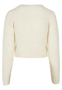 Gekürzter Pullover aus weichem cremefarbenem Stoff mit einer flauschigen Textur, ausgestattet mit langen Ärmeln und einem breiten, runden Ausschnitt.