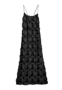 Vestido negro sin mangas que presenta un diseño texturizado con patrones florales en relieve, hecho de material suave, con una silueta fluida y de largo prolongado.