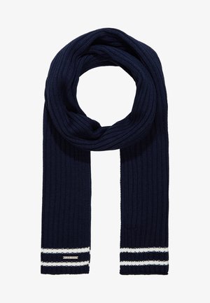 Marineblauwe geribbelde gebreide sjaal met twee witte strepen aan elk uiteinde en een klein "Pier One" label aan één kant.