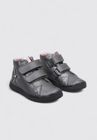 Baskets hautes gris foncé pour enfants avec deux bandes Velcro, accents en argent texturé et un motif de fleur sur le côté avec de petits détails en perles.