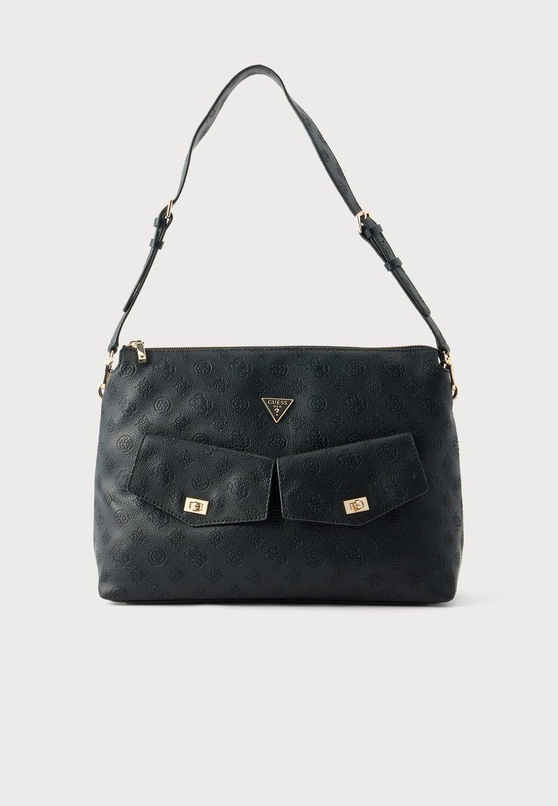 Sac à main en cuir noir avec motif de logo embossé, deux poches avant à rabat avec fermoirs dorés et une bandoulière réglable.