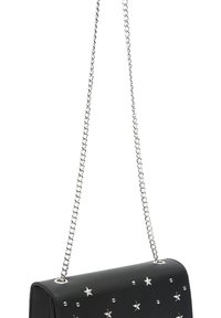 Sac à main en simili cuir noir avec des embellissements en étoile argentés et une chaîne. Forme rectangulaire avec une texture lisse et des accents métalliques.