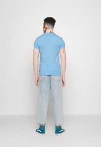 Levi's® SLIM CREW NECK TEE 2 PACK - T-shirt básica - light blue/grey