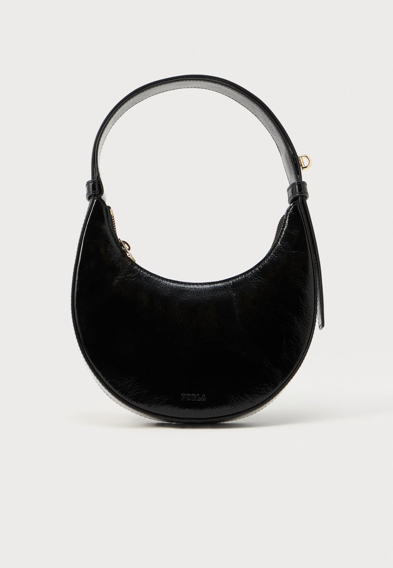 Borsa nera in pelle con un design a forma di mezza luna, texture liscia e manico corto. Presenta una chiusura con zip e dettagli in metallo dorato.