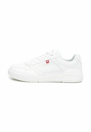 Zapatillas blancas de cuero, con un diseño de bajo corte, punta redonda, detalle perforado y un pequeño acento rojo en el costado.
