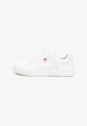 Zapatillas blancas de cuero, con un diseño de bajo corte, punta redonda, detalle perforado y un pequeño acento rojo en el costado.