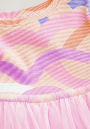 Tekstureret stof i pastelfarver med bølgende mønstre i pink, lilla og orange, med en flæset lyserød tyl-detalje ved kanten.