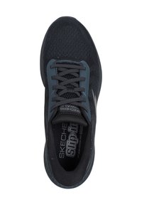 La scarpa nera Skechers slip-on presenta una toma in mesh testurizzato, un design con lacci, un colletto imbottito e un dettaglio del logo sulla soletta.