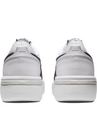 Zapatilla blanca con un parte superior de cuero suave, acentos negros en los lados, y una suela blanca acolchada con la marca "GEL". Diseño de talón redondeado.