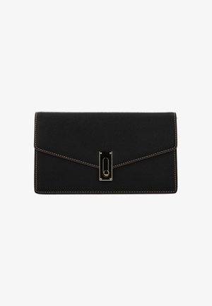 Bolso de mano rectangular de cuero negro texturizado con costuras blancas y cierre de broche en tono dorado, fotografiado sobre un fondo blanco.