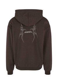 Sudadera con capucha de color marrón oscuro, con un acabado texturizado. Presenta texto gráfico en blanco y diseños en forma de espinas en la parte posterior. Puños y dobladillo de canalé.