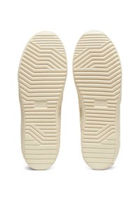 Sneakersohlen aus einem strukturierten Gummi-Material. Sie sind hellbeige mit einem Zickzack-Profil und einem glatten Rand um die Kanten.