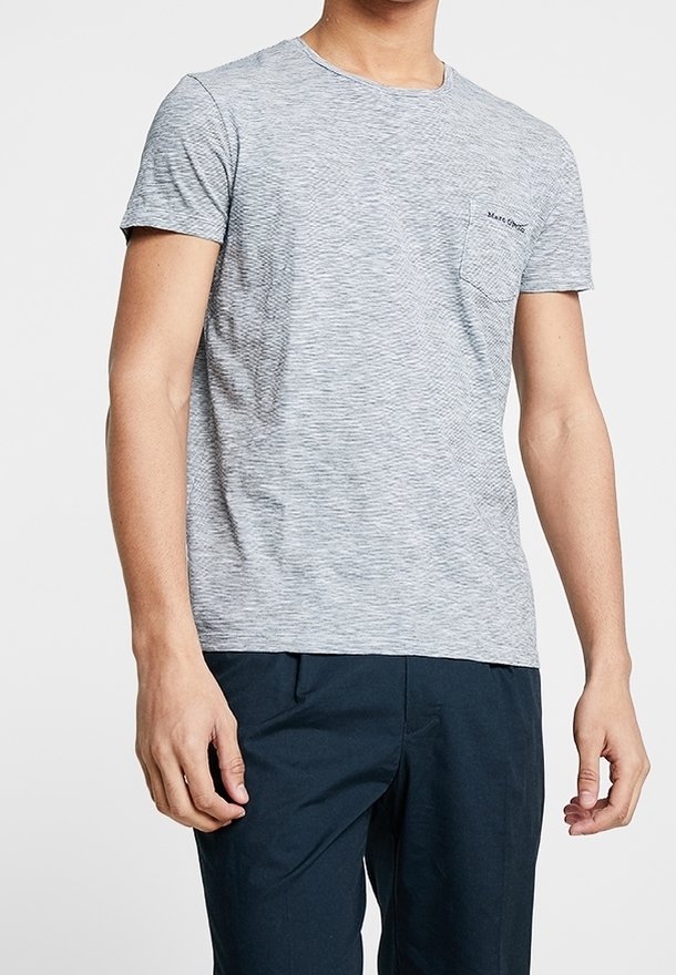 T-shirt à rayures grises à manches courtes avec un col rond, présentant une petite poche sur la poitrine et une texture de tissu douce.