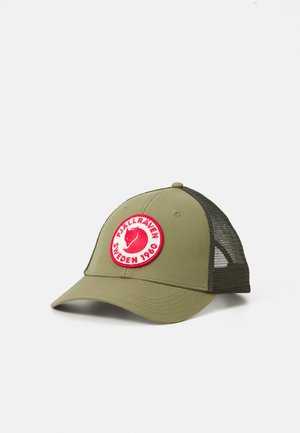 Zielona i czarna siatkowa czapka baseballowa z zakrzywionym daszkiem oraz okrągłą łatą logo Fjällräven Szwecja 1960 w kolorze czerwonym i białym na przednim panelu.