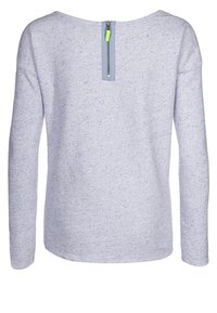Camiseta de manga larga hecha de tejido texturizado en color púrpura claro con manchas. Cuenta con un cierre de cremallera en la parte trasera con un acento azul y una lengüeta verde.