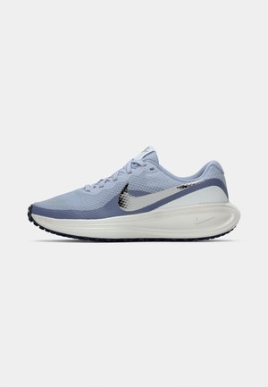 Világoskék és fehér Nike futócipő ezüst swoosh logóval, légáteresztő hálós felsővel, párnázott talppal és fekete talpkiképzéssel.
