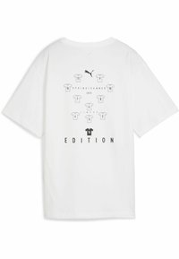 T-shirt en coton blanc avec un graphisme au dos représentant des chemises numérotées, le texte "PRINTEMPS/ÉTÉ 2025" et le mot "ÉDITION" en lettres noires grasses.