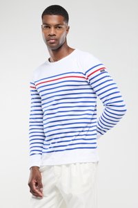 Langærmet stribet skjorte i hvid med blå og røde vandrette striber. Blødt stof med rund hals og tætsiddende design.