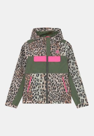 Dziecięca kurtka z kapturem w panterkę, oliwkowe panele, zamek błyskawiczny z przodu oraz jasnoróżowe klapki kieszeni i akcenty zamka.