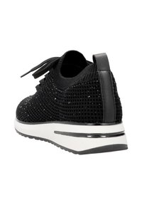 Schwarzer Strickschuh mit strukturiertem Obermaterial, flachen schwarzen Schnürsenkeln, einer eleganten weißen Zwischensohle und einem kontrastierenden schwarzen Fersenelement.