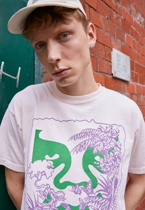 MOTHER NATURE - Print T-shirt - sago