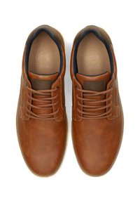 Zapatos de cuero marrón con punta redonda, cordones a juego y un panel oscuro contrastante en el lateral. Suela de goma de color claro.