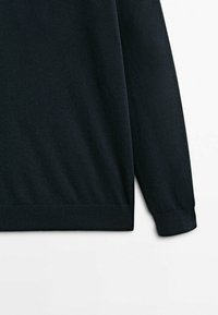 Dunkelblaues Langarm-Sweatshirt mit geripptem Saum und Bündchen, aus weichem, strukturiertem Stoff gefertigt, mit einem schlichten Design ohne Muster.