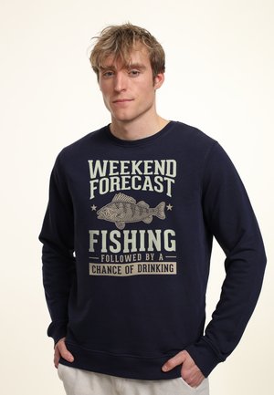 Marineblå sweatshirt med grafisk print med tekst om fiskeri og drikke. Ribbede manchetter og rund halsudskæring. Blød stofstruktur.