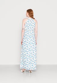 Vestido maxi com design de decote halter, tecido branco com estampas florais em azul e pêssego, cintura ajustada e uma silhueta fluida.