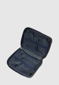 Donkerblauwe portemonnee met ritssluiting en een textuurrijke leren buitenkant, voorzien van meerdere kaartsleuven en een gladde binnenvoering.