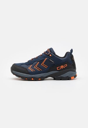 Herren Outdoor-Schuhe in Marineblau und Schwarz mit orangefarbenen Akzenten. Mit einem strukturierten Obermaterial, Gummilaufsohle und Schnürdesign für einen sicheren Sitz.