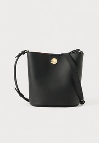 Borsa a tracolla in pelle nera con finitura testurizzata, un bottone con accento dorato e una tracolla regolabile. Design affusolato con una leggera brillantezza.