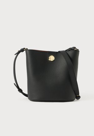 Borsa a tracolla in pelle nera con finitura testurizzata, un bottone con accento dorato e una tracolla regolabile. Design affusolato con una leggera brillantezza.