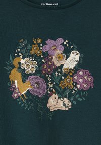 Dunkelgrünes Baumwoll-T-Shirt mit floralem Design, das Tiere wie einen Fuchs, eine Eule und einen Hasen in verschiedenen Farben und mit filigranen Details zeigt.