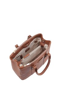 Bruine leren handtas met een ritsluiting, twee binnencompartimenten en een zachte stoffen voering. Heeft stevige handgrepen en gouden accenten.