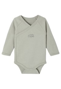 Weicher grüner Langarm-Babybody mit seitlichen Druckknöpfen und französischem Text "je t’aime à la folie" auf der Brust.