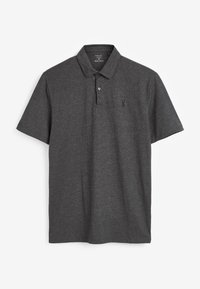 Polo de color gris oscuro hecho de un tejido de mezcla de algodón, con un cuello clásico, tapeta de tres botones y un pequeño logo en el pecho.