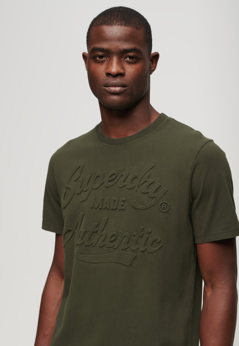 Superdry EMBOSSED ARCHIVE GRAPHIC - Print T-shirt - surplus goods 