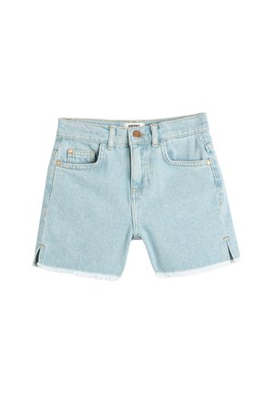 Pantalones cortos de mezclilla azul claro con dobladillo desflecado, aberturas laterales, bolsillos frontales y un solo bolsillo trasero. Presenta un botón de metal y etiqueta de la marca.