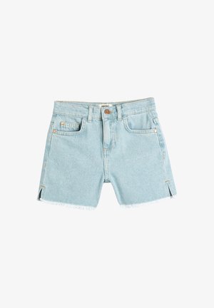 Pantalones cortos de mezclilla azul claro con dobladillo desflecado, aberturas laterales, bolsillos frontales y un solo bolsillo trasero. Presenta un botón de metal y etiqueta de la marca.