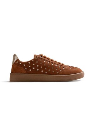 Sneaker in camoscio marrone con perforazioni rotonde, lacci abbinati e linguetta beige sul tallone, mostrata di profilo su sfondo bianco.