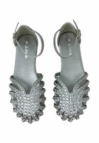 Scarpe aperte in argento con un design con cinturini, dotate di una finitura metallica testurizzata e dettagli scintillanti di strass sulla parte anteriore.